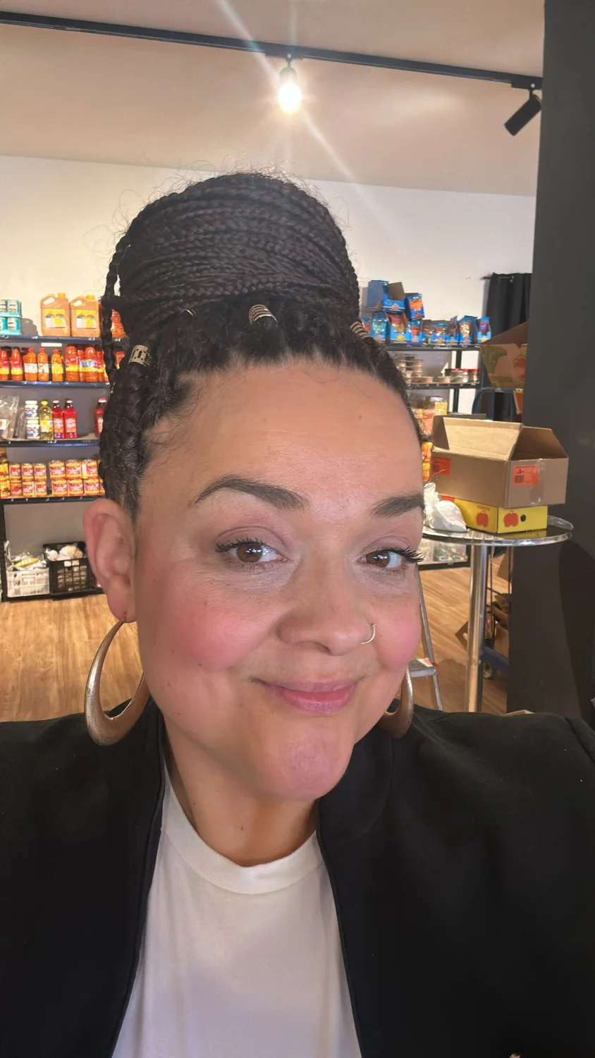 Fantas Afro corner - Frau beim Schminken